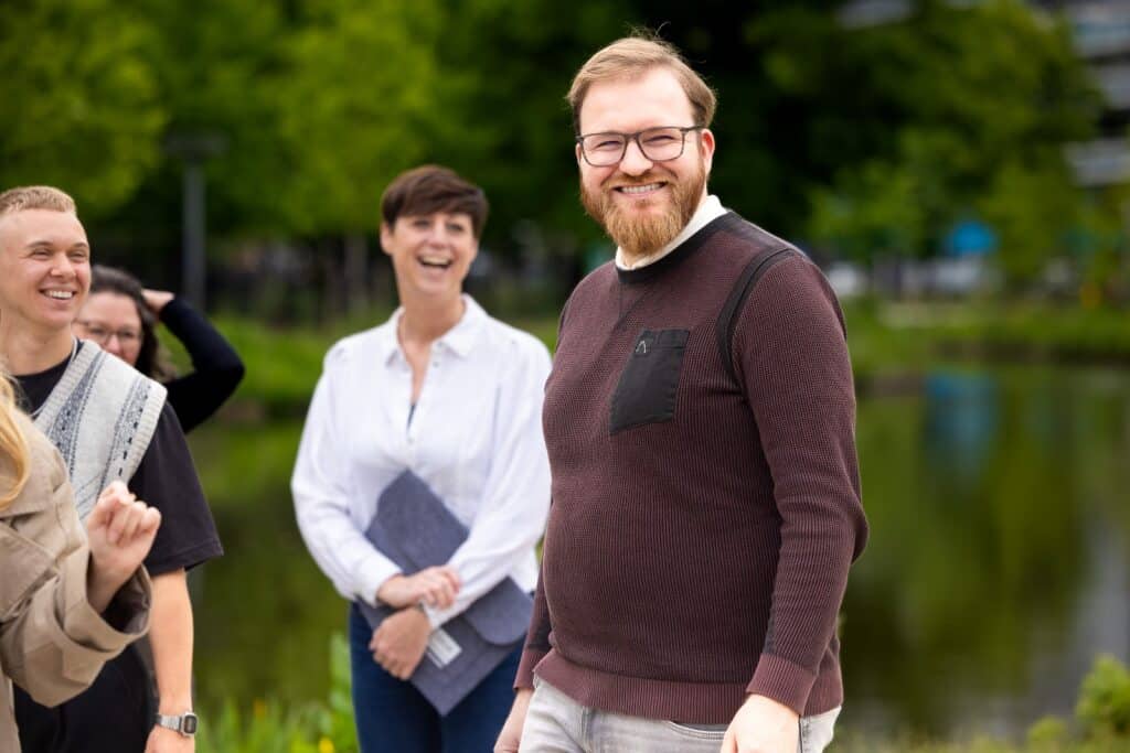 Collega's wandelen in hun pauze