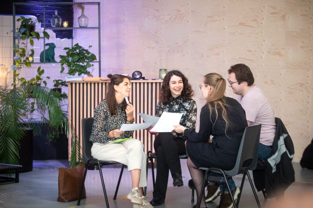 Collega's met elkaar in gesprek
