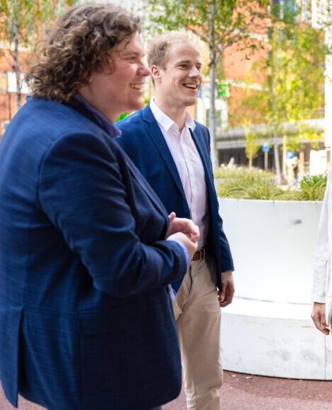 Collega's lachen met elkaar