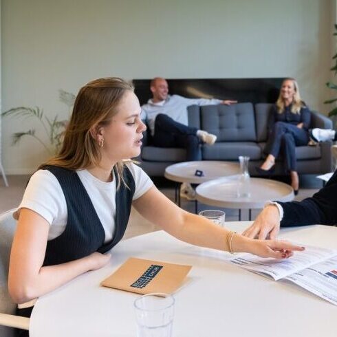 Collega's overleggen over een document