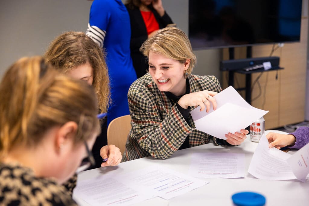 Collega's werken samen aan document