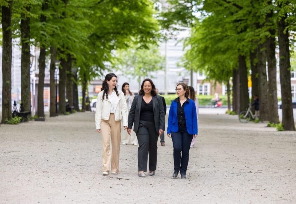Collega's maken gezamelijke wandeling