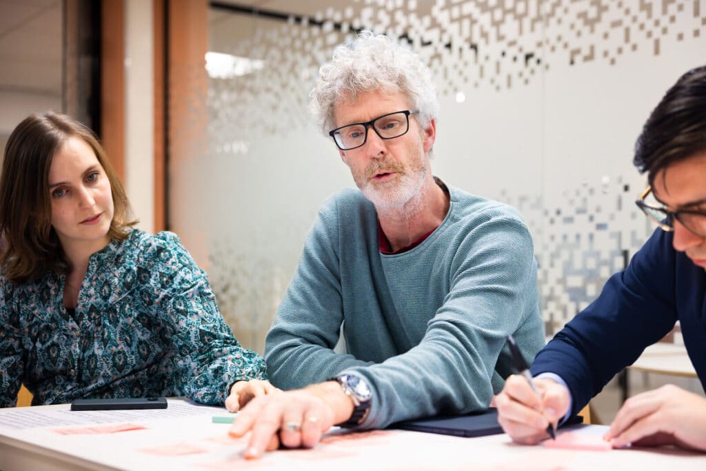 Collega geeft uitleg