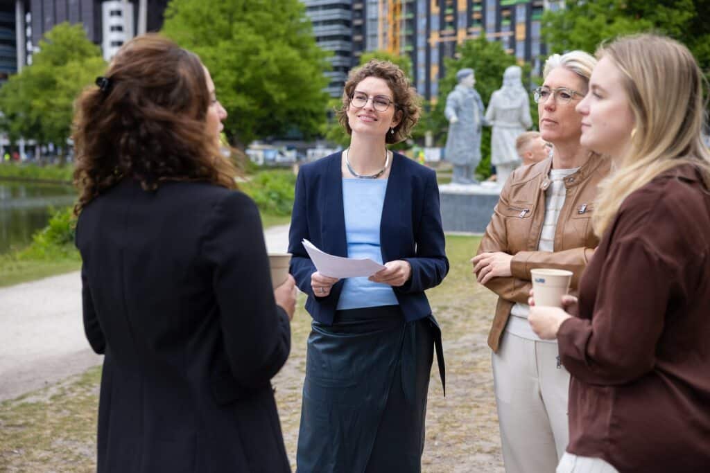 Collega's buiten in gesprek met elkaar