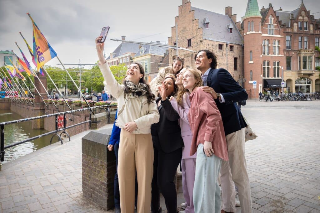 Collega's nemen samen een foto