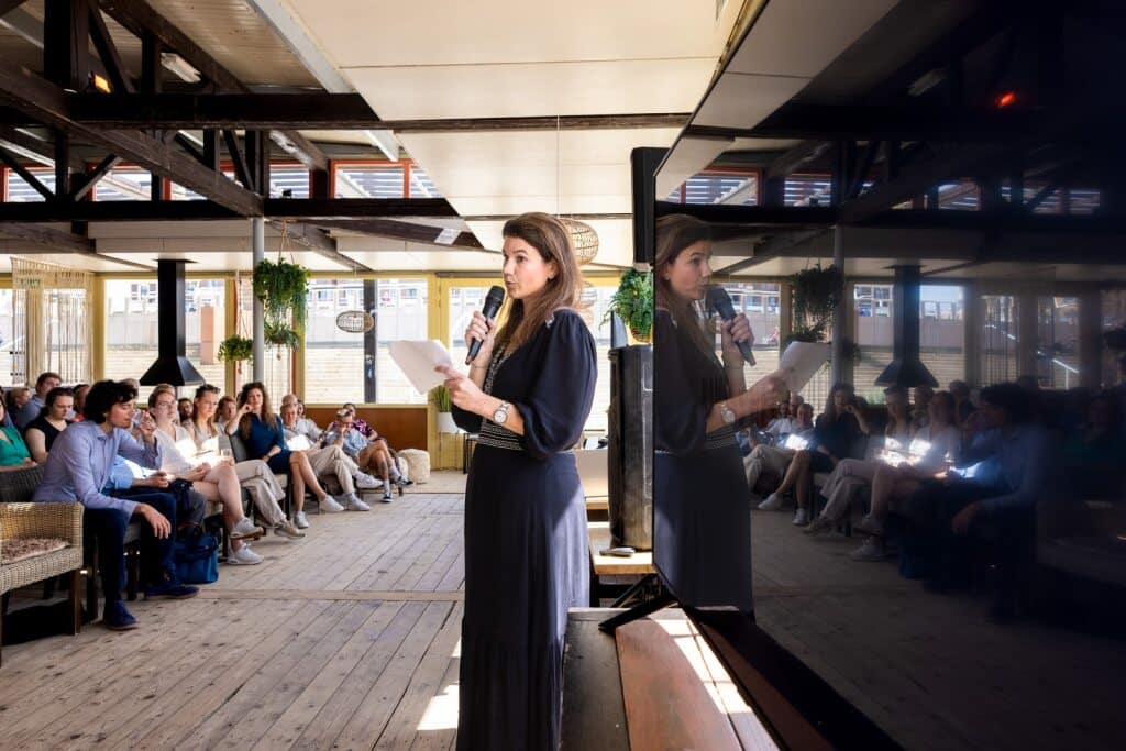 Collega geeft presentatie tijdens VIT-vrijdag