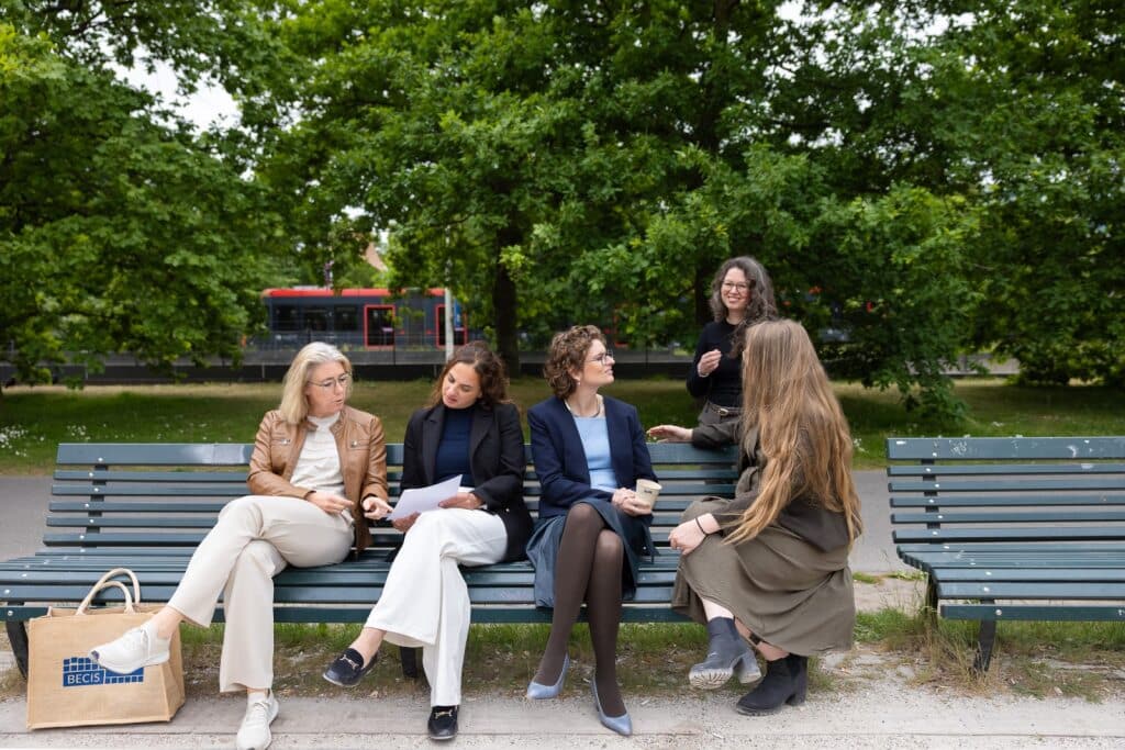 Collega's zijn buiten in het park en overleggen over documenten