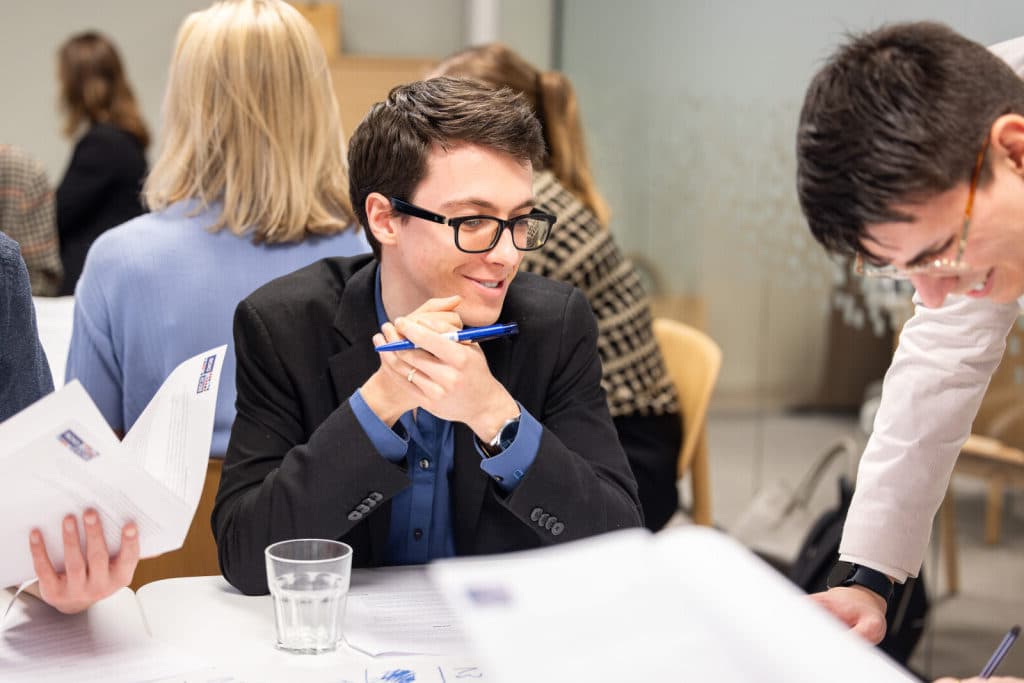 Collega's werken samen aan document