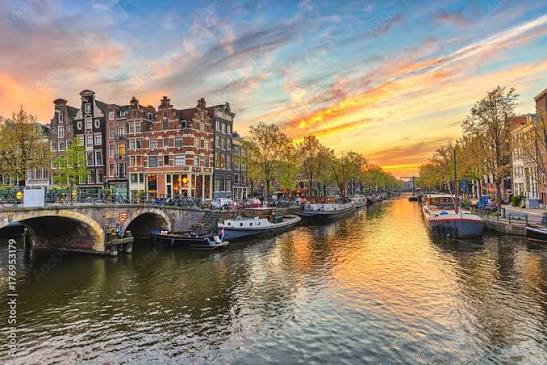 Gemeente Amsterdam uitzicht over d gracht.